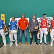 Presentación del partido en el frontón Ilunberri. De i. a d.: Ion, Matxin III, Ángel García (concejal), Garrido (juez), Mitxeo y Zeberio II.